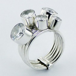 Bague en pierres précieuses...
